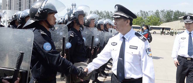 Meng Hongwei, (a droite) en 2014. Il est alors vice-ministre de la Securite publique, nomme par Zhou Yongkang, tout-puissant patron des services de securite et qui, lui aussi, finira par tomber dans les rets de Xi Jinping.