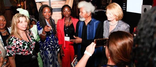Lors du IIe Women in Africa, Hafsat Abiola, Aude de Thuin et d'autres talents feminins en compagnie du Prix Nobel de Litterature 1986 Wole Soyinka.