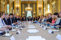  Les ministres du gouvernement d'Édouard Philippe, réunis autour du président Emmanuel Macron à l'Élysée en juin 2017. 