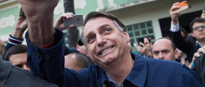 Le favori de l'election Jair Bolsonaro a traite son adversaire Fernando Haddad de "canaille".
