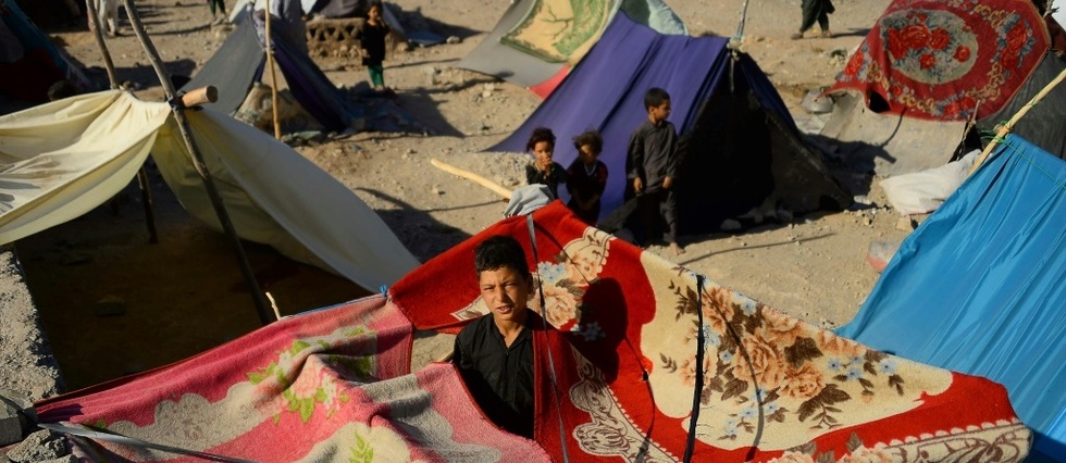 Chasses par la secheresse, des paysans afghans subissent la misere des camps de deplaces