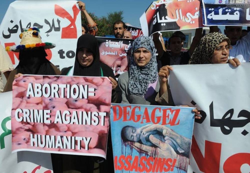 Des manifestants marocains opposés à l’avortement manifestent contre un « bateau d’avorteurs » néerlandais devant accoster près de Tétouan, dans le nord du Maroc, le 4 octobre 2012.  ©  Fadel Senna/AFP