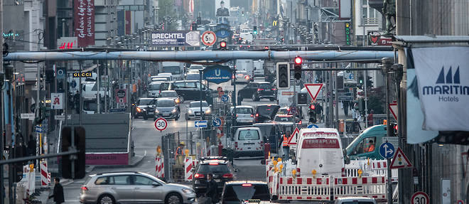 
On estime que quelque 200 000 vehicules seraient concernes par l'interdiction, soit une voiture sur six circulant a Berlin.
