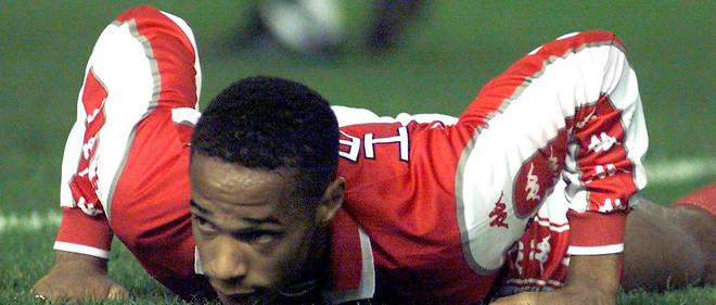 Thierry Henry se releve d'une chute lors de la rencontre Monaco-Bordeaux en novembre 1998.