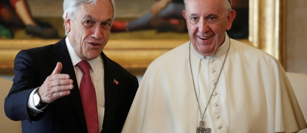 Agressions sexuelles: le pape recoit Pinera et defroque deux eveques chiliens