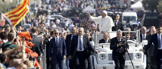 Le souverain pontife salue la foule ce dimanche au Vatican. 