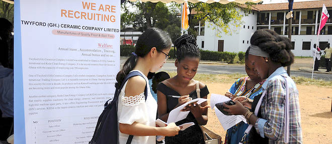 Salon de l'emploi a Accra (Ghana) organise par l'Institut Confucius : des etudiantes entrent en contact avec une entreprise chinoise,