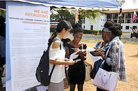  Salon de l'emploi à Accra (Ghana) organisé par l'Institut Confucius : des étudiantes entrent en contact avec une entreprise chinoise, 