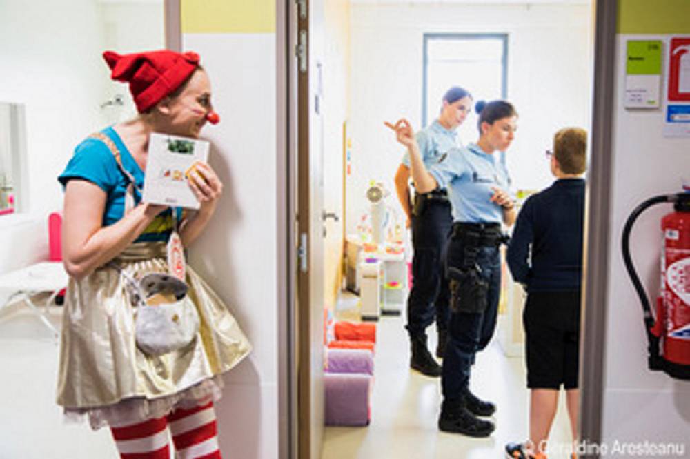 Dans les couloirs, policiers, pédiatres, clowns et psychologues se croisent.  © Geraldine Aresteanu Géraldine Aresteanu