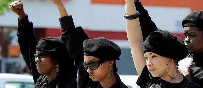 Des jeunes membres de Black Riders, une nouvelle generation de militants suivant le Black Panther Party, participe a une manifestation a Los Angeles le 29 avril 2012.
 