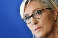 Emplois pr&eacute;sum&eacute;s fictifs du FN: les juges alourdissent la mise en examen de Marine Le Pen