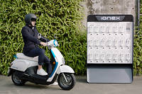  Ionex, un système tout intégré scooter + bornes de recharge pour les batteries. 