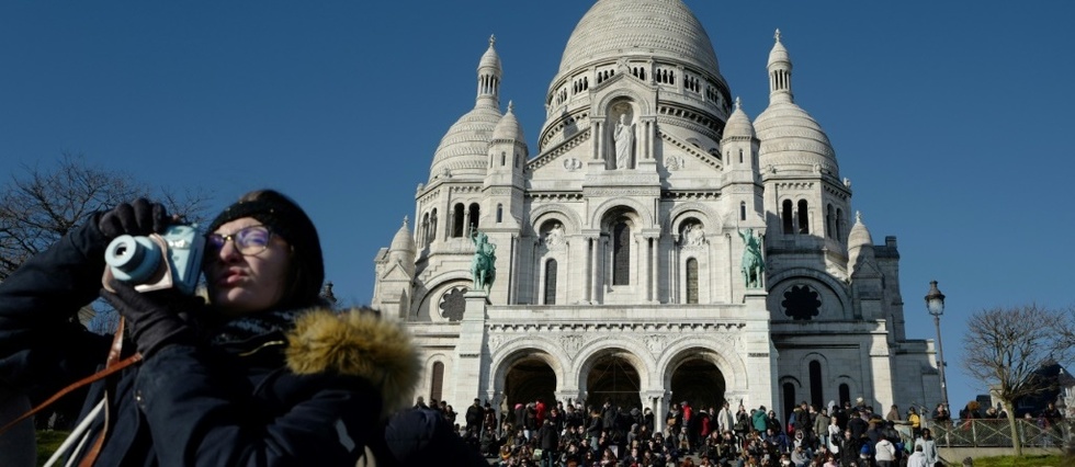 Face au tourisme de masse, Montmartre resiste tant bien que mal