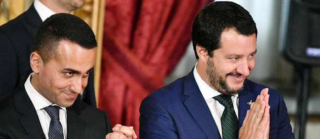 Le ministre de l'Interieur italien Matteo Salvini, issu du parti d'extreme droite la Ligue, et Luigi Di Maio, du Mouvement 5 etoiles, sont les deux piliers du gouvernement de coalition au pouvoir a Rome. Ils ne reclament pas (ou plus) de sortir de la zone euro. Mais l'un et l'autre entretiennent une rhetorique tres agressive vis-a-vis des regles europeennes qui les empecheraient, selon eux, de respecter la volonte du peuple italien. 