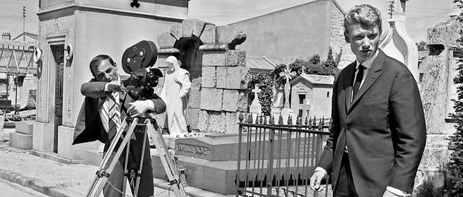 Charles Aznavour filmant son ami Johnny Hallyday en 1961. Les deux monstres sacres nous ont quittes recemment (photo d'illustration). 
