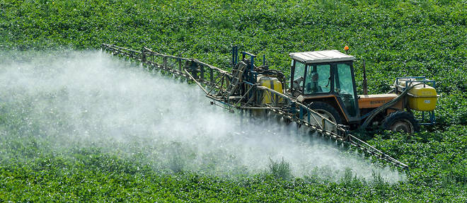 Un agriculteur r&#233;pand des pesticides sur ses cultures (2017). La nouvelle PAC souhaite encourager de nouvelles pratiques agricoles, moins d&#233;l&#233;t&#232;res pour l'environnement. Il y a urgence.&#160;