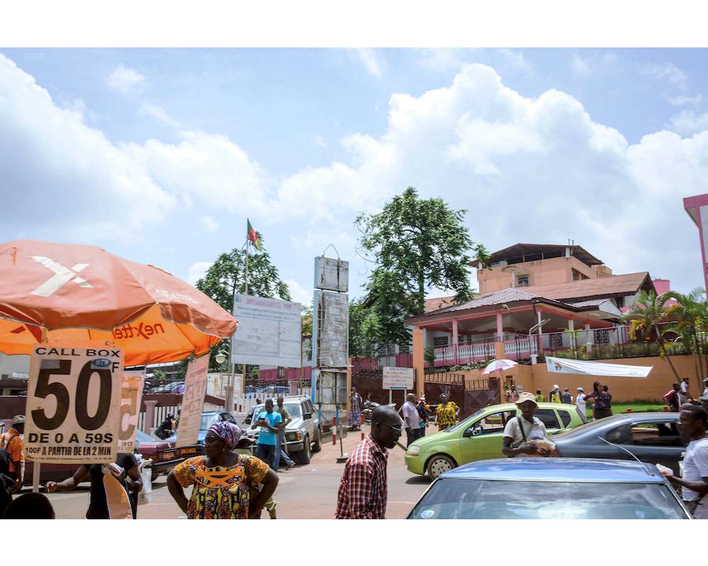 Cameroun, Yaoundé :  activité quotidienne à proximité de l'entrée principale de l'hôpital central de Yaoundé. ©  Matthieu ZELLWEGER/HAYTHAM-REA