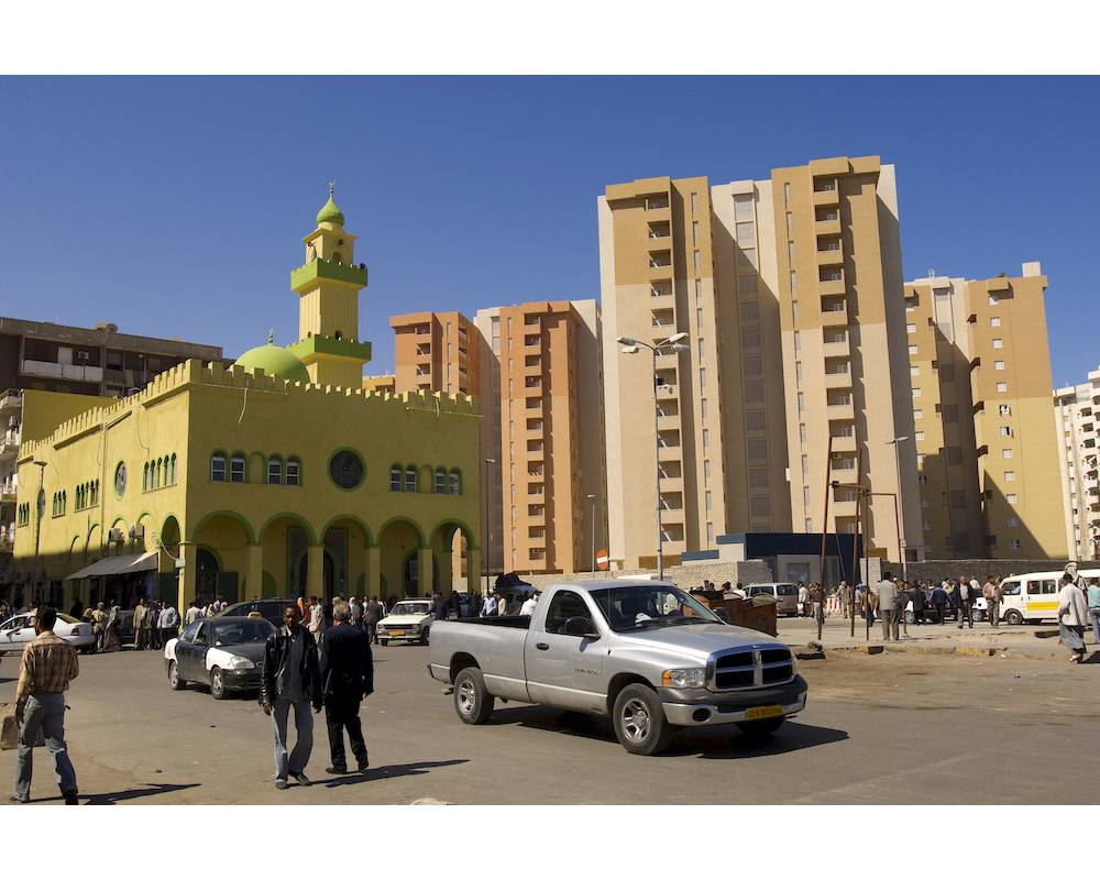 Tripoli, en Libye : scène de rue dans la ville moderne, rue Al -Kurnis et la mosquée. ©  DR
