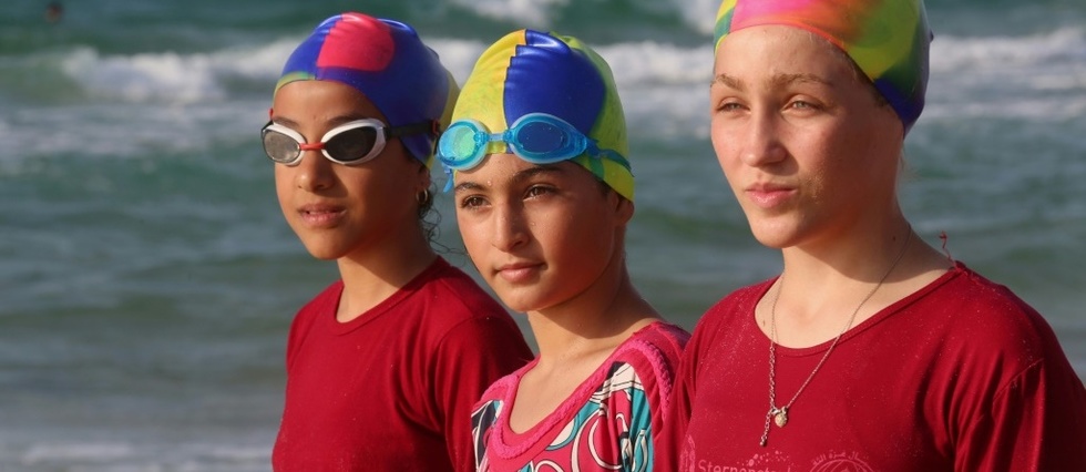 Nageurs et nageuses gazaouis s'entrainent en eaux troubles