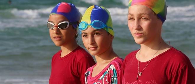 Nageurs et nageuses gazaouis s'entrainent en eaux troubles