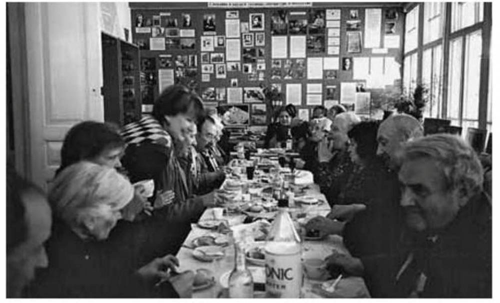 Banquet pour les Sokoliens Vétérans de la Grande Guerre patriotique organisé par le Soviet d’autogestion au musée de Sokol, 9 mai 2000.   ©  Sarah Carton de Grammont