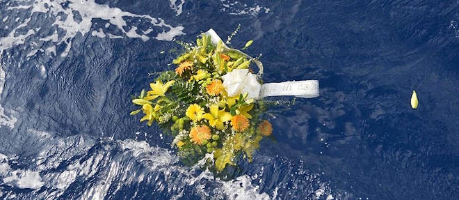 Le 5 octobre 2013, une gerbe de fleurs etait lancee en mer en hommage aux morts de la baie de Lampedusa apres le naufrage d'un bateau emmenant plus de 300 personnes originaires d'Afrique subsaharienne.