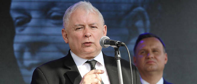 Le president du parti ultraconservateur PiS, Jaroslaw Kaczynski, frere jumeau de l'ancien president polonais Lech Kaczynski mort dans le crash d'un avion, et le president Andrzej Duda (au second plan), ici en avril 2018.