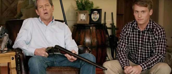 Le conservateur Brian Kemp, candidat en Georgie. S'exhiber avec une arme est tres commun chez les republicains.