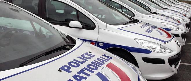 Des voitures et des fourgons de police stationnes sur le parking de la DDSP (direction departementale de la securite publique) a Bobigny.