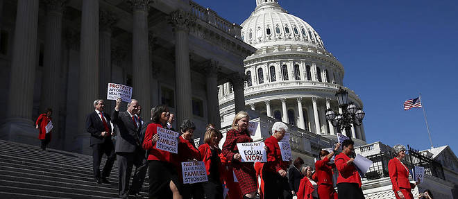 Des femmes membres du Congres americain devant le Capitole, a Washington, en fevrier dernier (photo d'illustration).