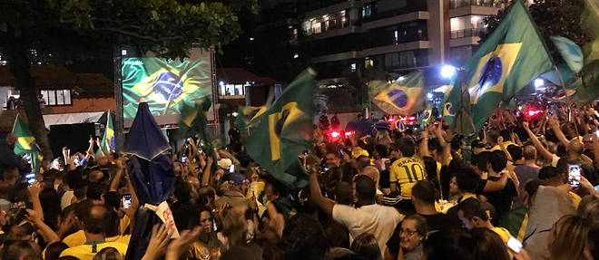 
Devant le domicile de Jair Bolsonaro, dimanche 28 octobre , a Rio.  
 