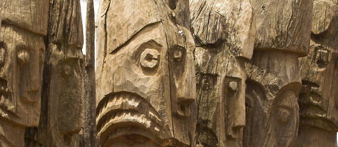 Les Wakas, effigies de chefs et de guerriers sculptees dans du bois, sont difficles a trouver en Ethiopie meme. L'essentiel a ete vole et se trouve a l'etranger.
 