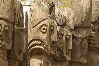  Les Wakas, effigies de chefs et de guerriers sculptées dans du bois, sont difficles à trouver en Éthiopie même. L'essentiel a été volé et se trouve à l'étranger.
  