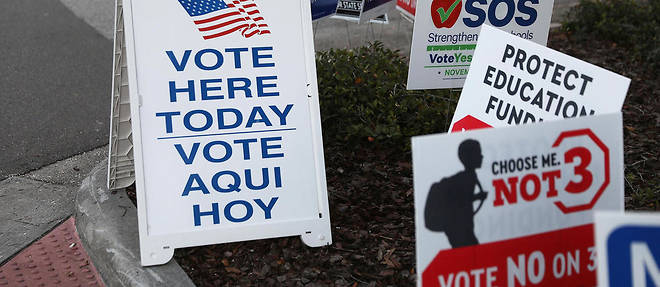 Devant un bureau de vote en Floride, a quelques jours des elections de mi-mandat organisees le 8 novembre.  