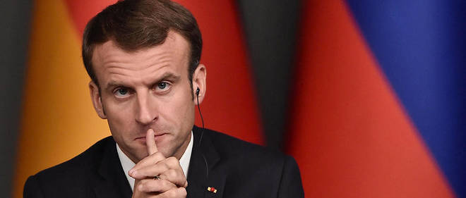 Emmanuel Macron envoie des dizaines de SMS la nuit.