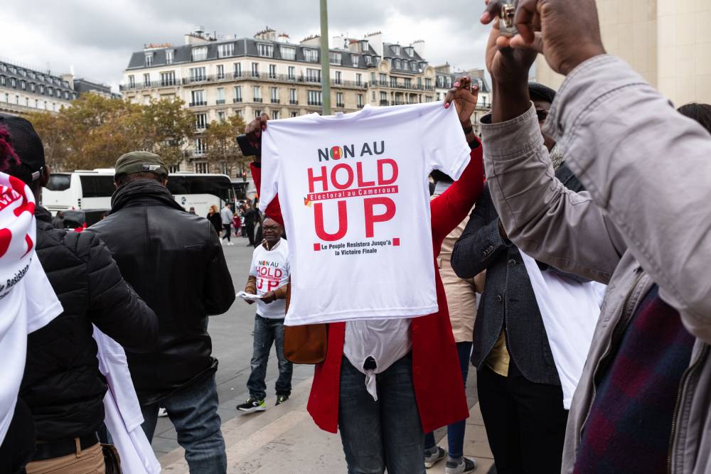 Des Camerounais protestent à Paris, le 27 octobre 2018, après la proclamation des résultats par le Conseil constitutionnel.  ©  AFP/Julien Mattia/Nur Photo