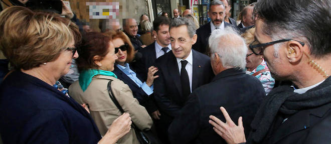 Nicolas Sarkozy lors d'un bain de foule en 2016.