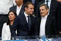  Emmanuel Macron et Nicolas Sarkozy lors d'un match de football au Stade de France.  ©SPEICH Frederic