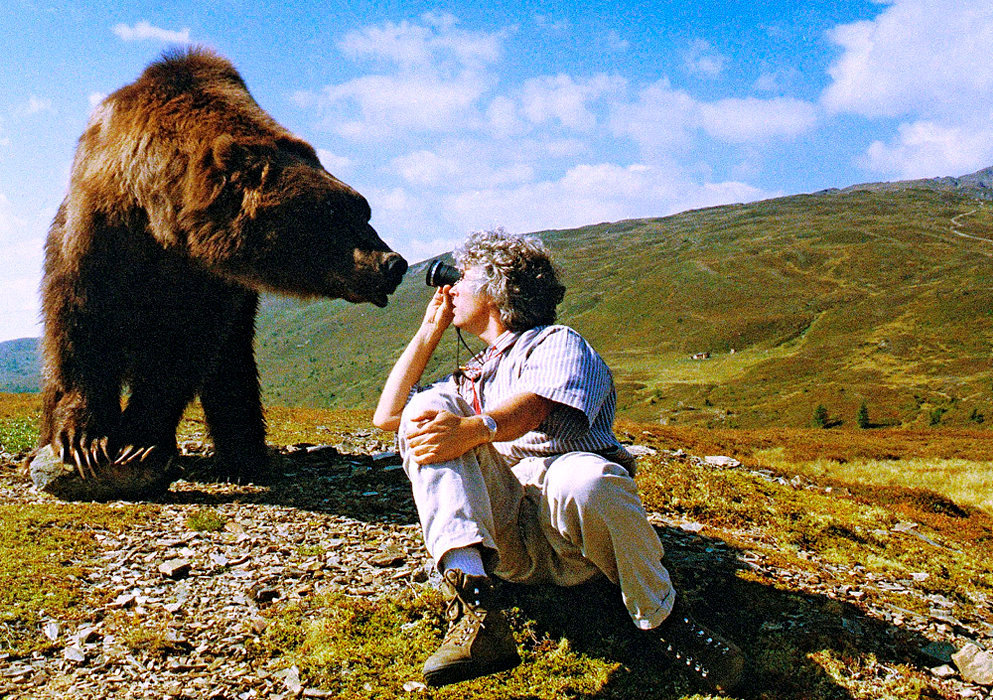 
        Grand spectacle. Jean-Jacques Annaud sur le tournage de << L'ours >> (1988), dans le Tyrol. Le plantigrade faillit le tuer.