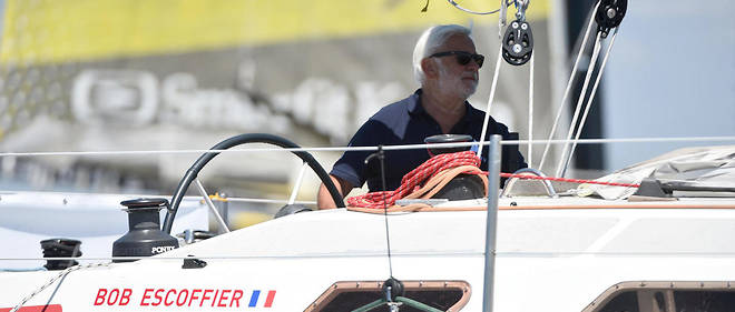 A 70 ans, le skipper francais Bob Escoffier est a la barre de son monocoque << Kriter V >>.
