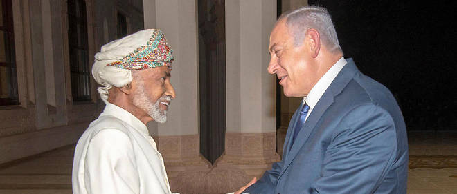 Le sultan Qabus d'Oman recevant dans son palais Benjamin Netanyahu, le 26 octobre. Une << visite historique >>, a tweete le Premier ministre israelien 
 
