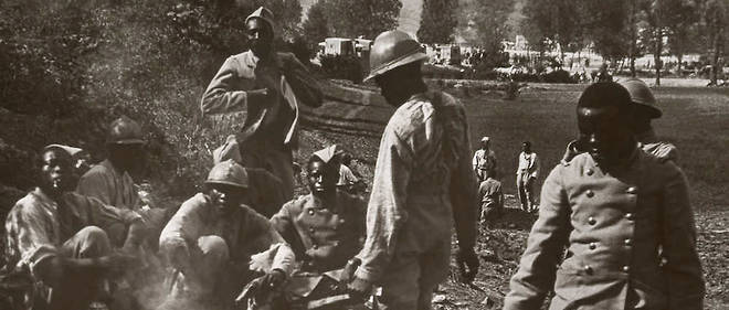 Des tirailleurs senegalais photographies lors de la Premiere Guerre mondiale.