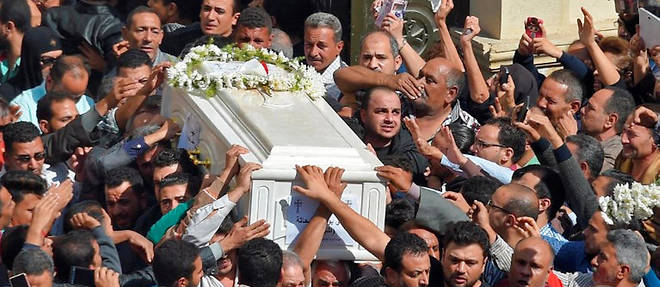 Les funerailles des 7 victimes coptes de l'attentat du 2 novembre ont ete retransmises en direct a la television.