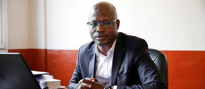 Le chercheur guineen Abdoulaye Toure, dans son bureau au Centre de recherche et de formation en infectiologie de Guinee (Cerfig). 
 