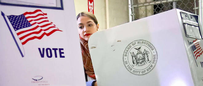 Alexandria Ocasio-Cortez vote dans le Bronx. A 29 ans, la democrate est devenue la plus jeune membre du Congres americain.