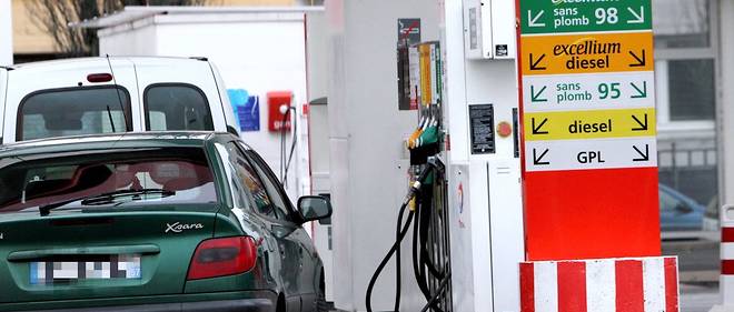 Le projet de loi de finances pour 2019 prevoit ainsi une hausse de la fiscalite de 6,5 centimes le litre sur le diesel et de 2,9 centimes sur l'essence des janvier prochain.