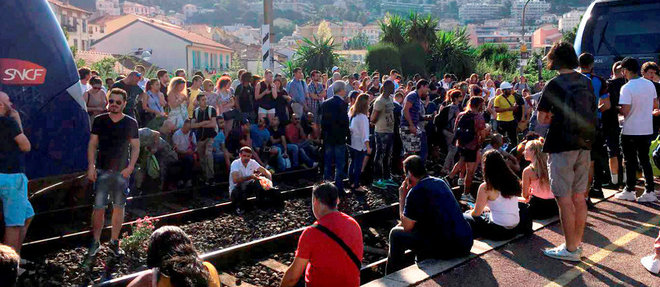  Le 13 juillet, des usagers en colère ont occupé les voies en gare de Nice-Riquier pour protester contre leurs conditions de circulation.   ©B. G
