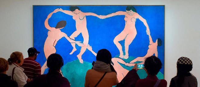 Des visiteurs devant le tableau << Dance I >> d'Henri Matisse, expose au musee d'art contemporain de New York, le MoMA. Les oeuvres les plus importantes de l'artiste francais se situent principalement aux Etats-Unis, ou Matisse est bien plus celebre qu'en France.