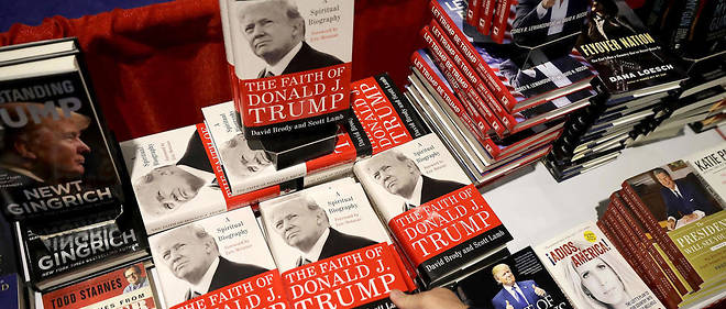 Des livres sur le president americain Donald Trump dans une librairie de National Harbor, en fevrier 2018 (photo d'illustration).