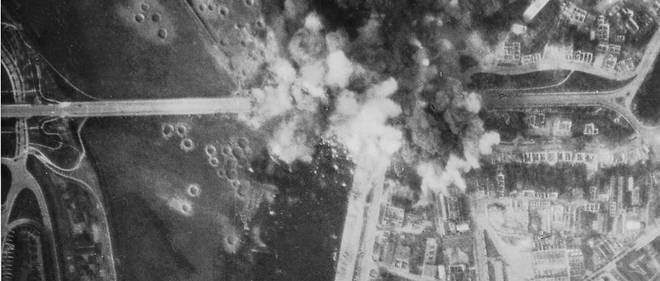 Pont bombarde a Arnhem aux Pays-Bas en septembre 1944.  